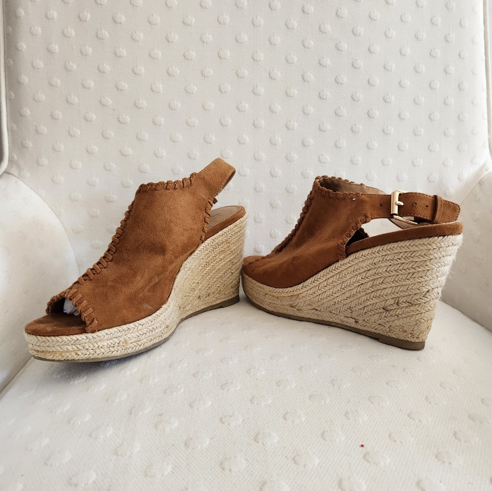 Report brown wedge Sandal size 8 3.5 heel suede leather